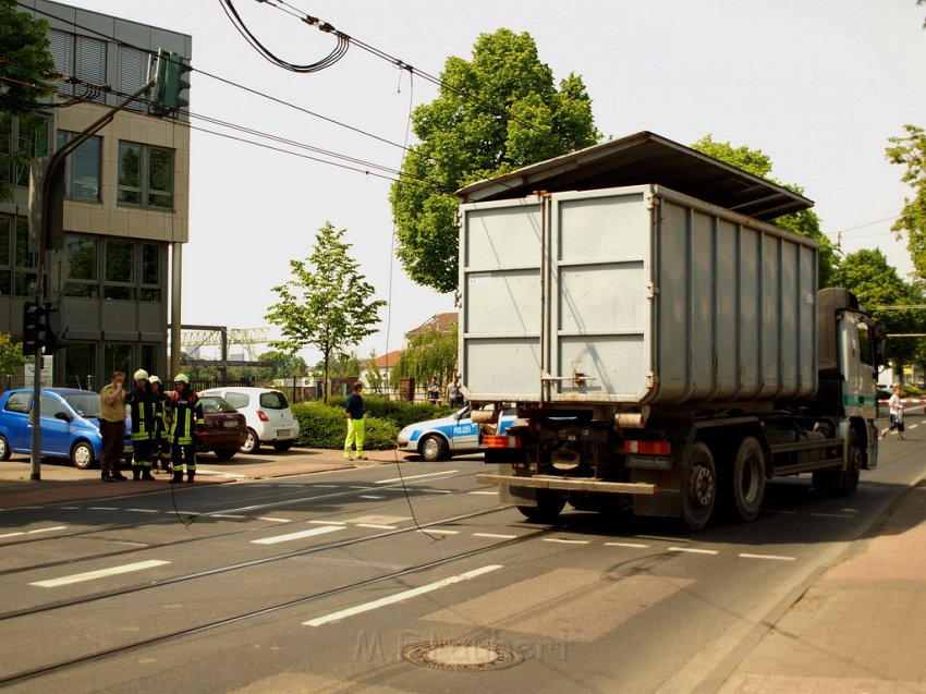 LKW riss Oberleitung ab Koeln Deutz Am Schnellert Siegburgerstr P018.JPG